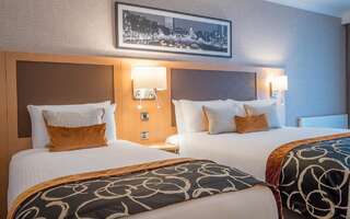 Отель Clayton Hotel Cork City Корк Номер с двуспальной и односпальной кроватью-3